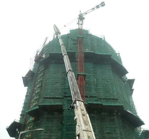 邯郸市吊车在工地上作业